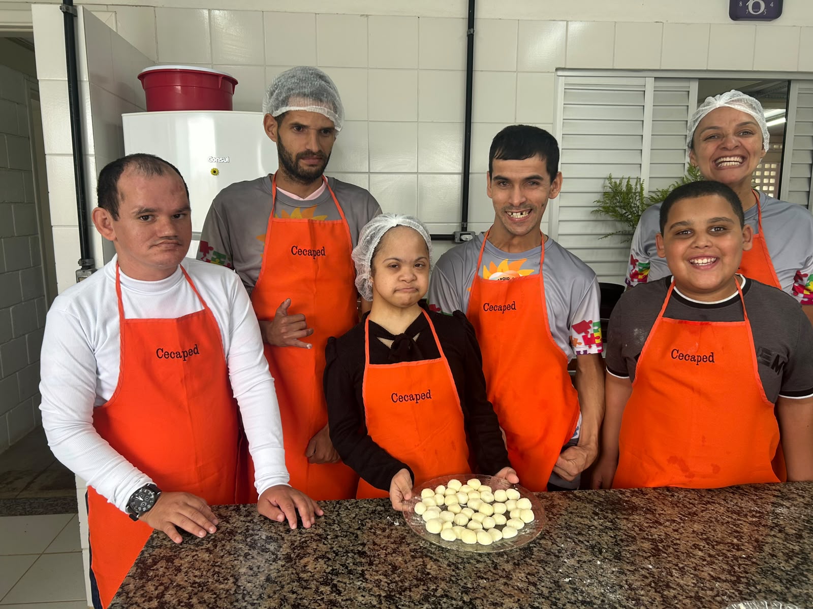 CECAPED promove oficina de culinária inclusiva com foco na produção de docinhos